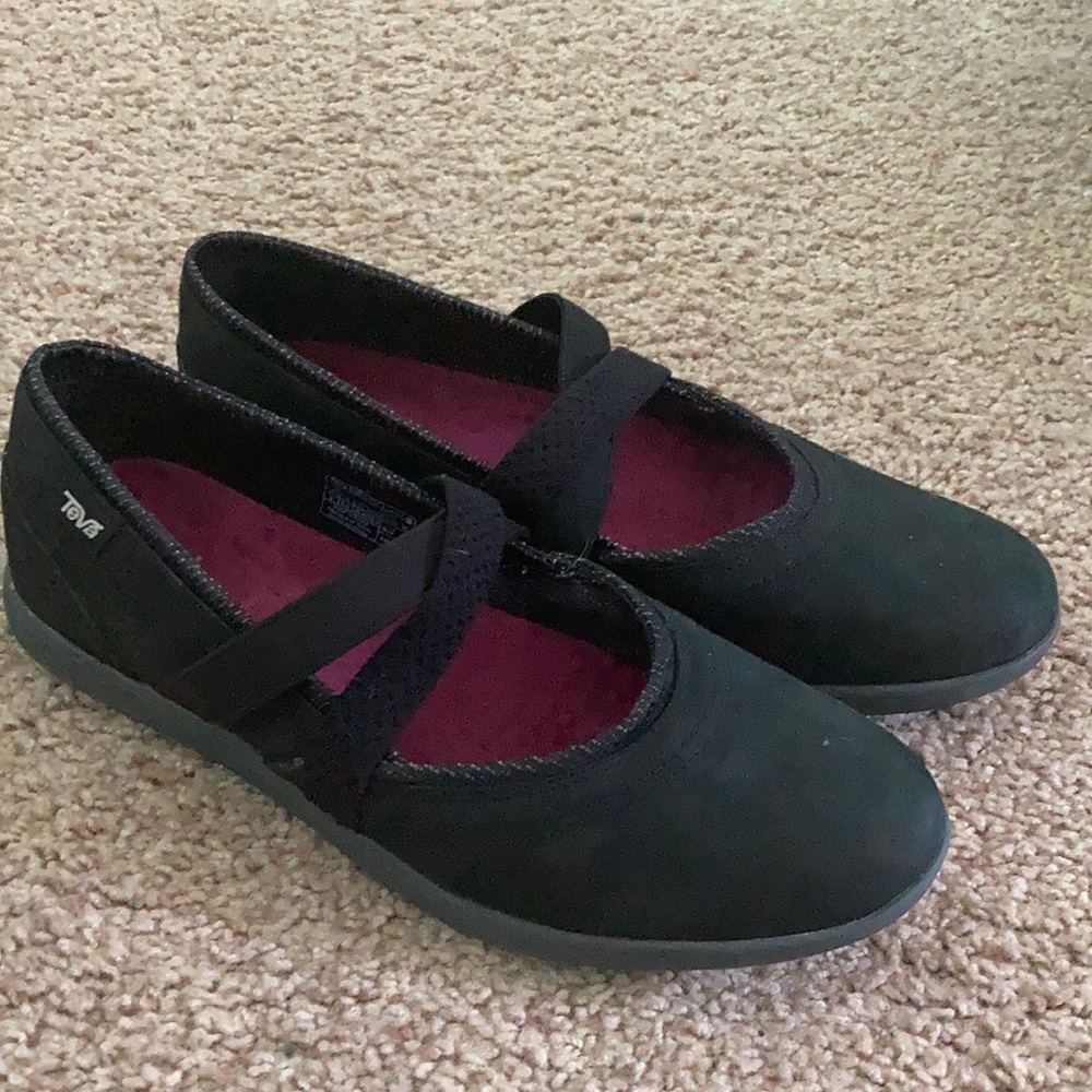 EUC Teva flats